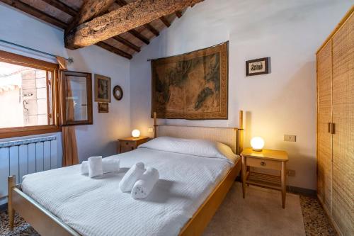 2 łóżka pojedyncze w pokoju z 2 lampami w obiekcie Casa Violante w Wenecji