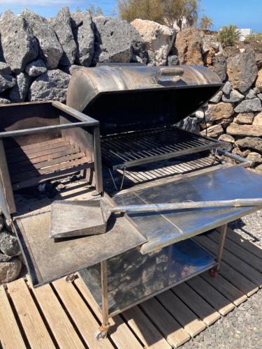 a grill with a boat sitting on top of it at Villa La Era 2 in Cotillo