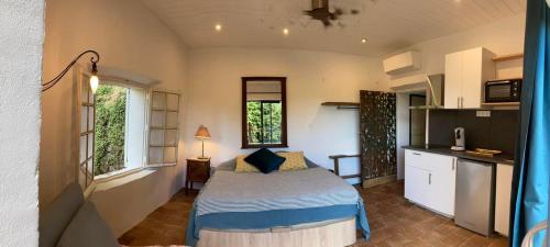 En eller flere senge i et værelse på EcoVacances à la Ferme Le Pouget - Le Studio