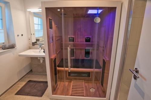 格雷齊爾的住宿－Haifisch，浴室里设有玻璃门淋浴