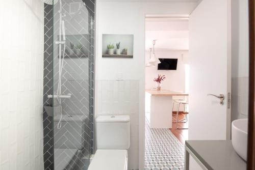y baño con ducha, aseo y lavamanos. en Calle San Jacinto, 57 Apartamento, en Sevilla