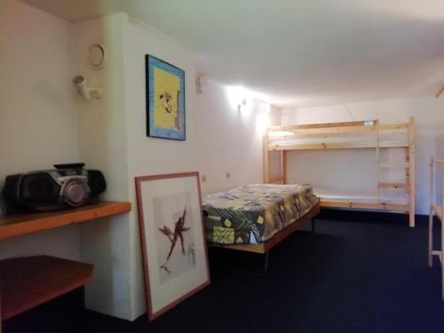 - une chambre avec un lit et un appareil photo sur le mur dans l'établissement Appartement 5 personnes proche pistes à Arc 1800, village de Charmettoger - FR-1-411-209, à Arc 1800