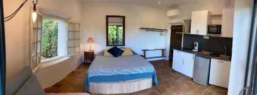 En eller flere senge i et værelse på EcoVacances à la Ferme Le Pouget - Le Studio