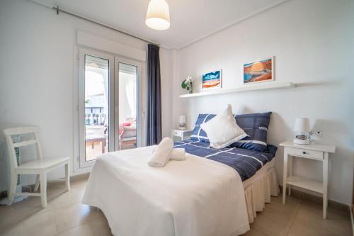 ein Schlafzimmer mit einem Bett und einem Tisch und einem Fenster in der Unterkunft Quiet Two Bedroom Apartment2 - RA2521LT in Torre-Pacheco