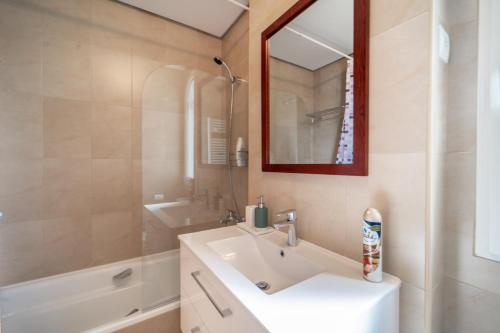 ein Badezimmer mit Waschbecken, Spiegel und Badewanne in der Unterkunft Quiet Two Bedroom Apartment2 - RA2521LT in Torre-Pacheco