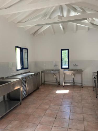 Kuchyň nebo kuchyňský kout v ubytování Simos Camping Elafonisos & Bungalows