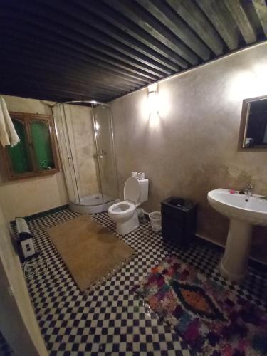 een badkamer met toilet en wastafel bij Palais AL Firdaous Medina in Fès al Bali