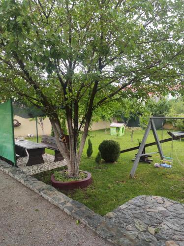 um parque com uma árvore e uma mesa de piquenique em Villa Hills em Sarajevo
