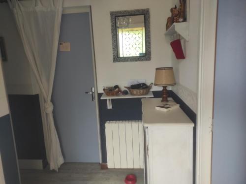 Kuchyň nebo kuchyňský kout v ubytování Chambre spatieuse avec grand lit.