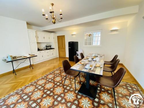 a kitchen and dining room with a table and chairs at Le Coq du Nord - Mailhac Gîte et Chambres d'Hôtes in Mailhac