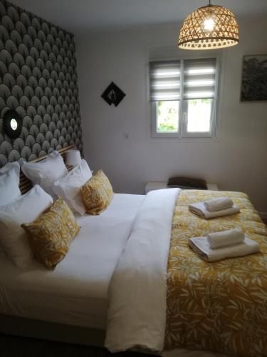 Un pat sau paturi într-o cameră la Chambre d'Hôte Noalhat - Zenith d'Auvergne