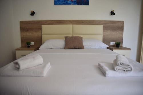 Apartments kupi ul rudaj 41にあるベッド