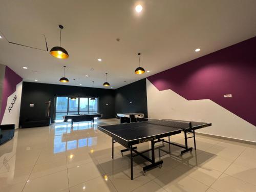 Stolní tenis v ubytování Luxurious Rustic Suite Conezion Botanical Garden IOI City Mall Putrajaya 5 plus 1 Paxs 3 Rooms 2 Baths nebo okolí