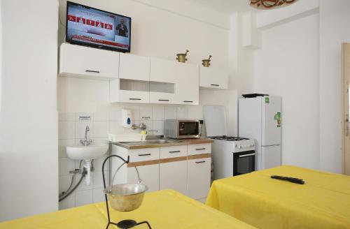 A kitchen or kitchenette at Centrál Panzió