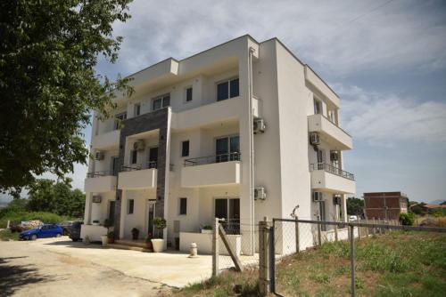 a white apartment building with aventh floor at Apartments kupi ul rudaj 41 in Ulcinj