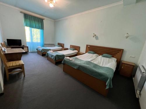 מיטה או מיטות בחדר ב-Mthnadzor