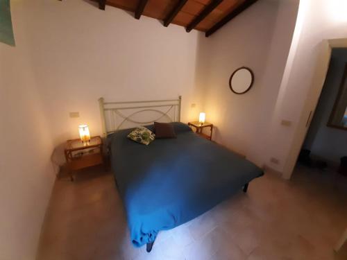 Tempat tidur dalam kamar di Affitti Brevi Toscana - La Terrazza sulla Spiaggia