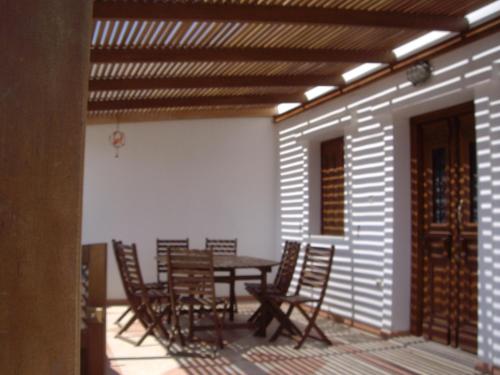 une salle à manger avec une table et des chaises sur une terrasse dans l'établissement private beachfront house, à Lefkos Karpathou