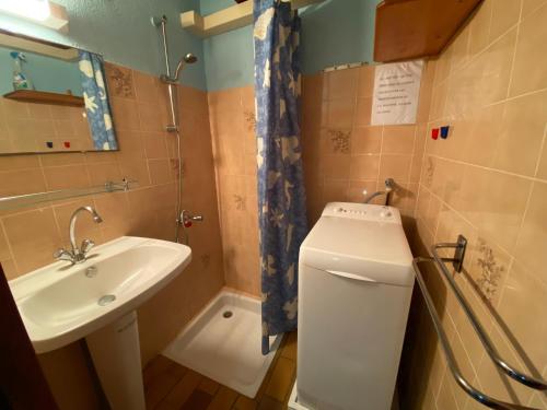 une salle de bain avec toilettes et lavabo dans l'établissement Mer du Sud, à Mimizan