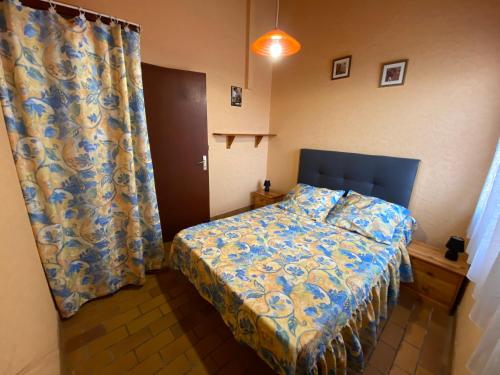 - une petite chambre avec un lit et un rideau dans l'établissement Mer du Sud, à Mimizan