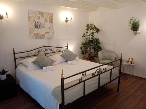 En eller flere senge i et værelse på Villa Nona Tamara with Astonishing Sea & Mountains View