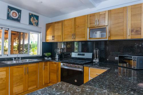 Una cocina o zona de cocina en Villa Dylan Samana, 3Br with pool
