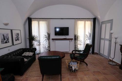 Televízia a/alebo spoločenská miestnosť v ubytovaní Villa des Antiquaires