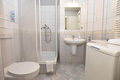 uma casa de banho com um WC, um lavatório e um chuveiro em DUKES ApartHostel - pokoje prywatne, RYNEK em Breslávia