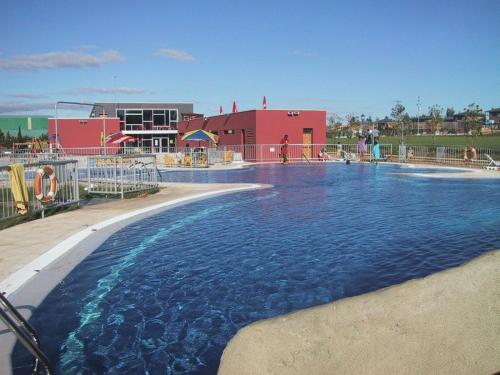 un parque acuático con una gran piscina en Camping Iratxe Ciudad de Vacaciones, en Ayegui