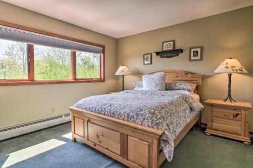 เตียงในห้องที่ Timber Creek Townhome with 2 Decks and Mtn Views!