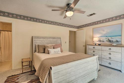 Ένα ή περισσότερα κρεβάτια σε δωμάτιο στο Townhome with Lush Forest View, Steps to Beach!