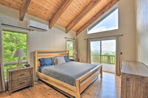 Llit o llits en una habitació de Cabin with Balcony and Mtn Views Near Sky Valley!