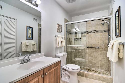 Ένα μπάνιο στο Isla Del Sol Condo about 2 Miles to St Pete Beach!