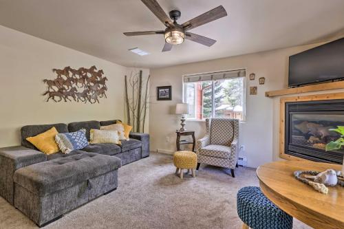 Χώρος καθιστικού στο Walk to Frisco Main St Townhome Steps to Trail!