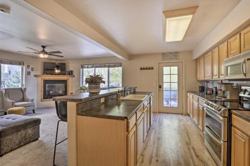 Η κουζίνα ή μικρή κουζίνα στο Walk to Frisco Main St Townhome Steps to Trail!