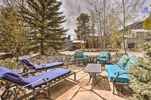 Κήπος έξω από το Walk to Frisco Main St Townhome Steps to Trail!
