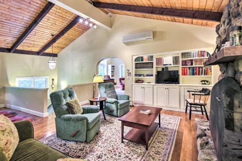 Χώρος καθιστικού στο Spacious Bartlett Home with Fireplace and Kitchen