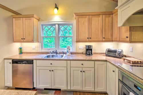 Η κουζίνα ή μικρή κουζίνα στο Spacious Bartlett Home with Fireplace and Kitchen