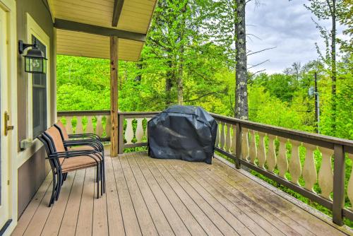 Κήπος έξω από το Spacious Bartlett Home with Fireplace and Kitchen