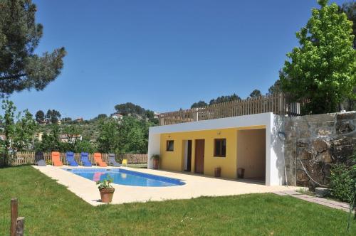 a house with a swimming pool in a yard at Quinta do Vale Sanguinho in Seia