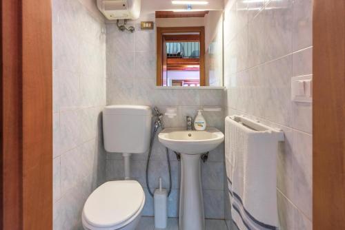 ein kleines Bad mit WC und Waschbecken in der Unterkunft Casetta con piscina fra Catania e Siracusa in Lentini
