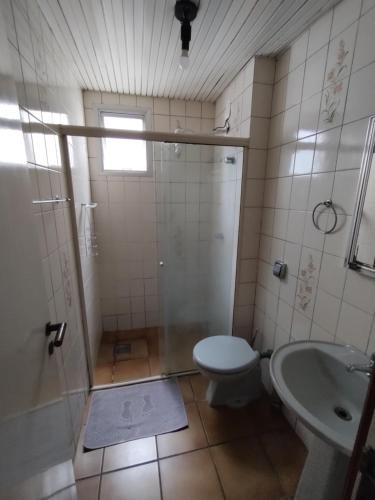 A bathroom at Apto Centro Floripa 03