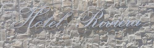 巴里的住宿－里維埃拉酒店，石墙上标有大肠杆菌字的标志