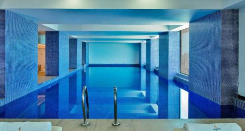 สระว่ายน้ำที่อยู่ใกล้ ๆ หรือใน A lovely studio apartment with gym and pool access