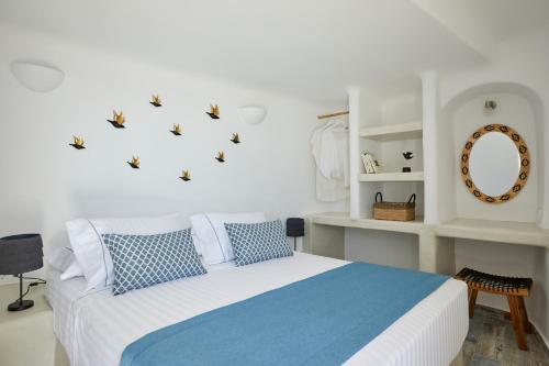 Una cama o camas en una habitación de El Verano Suites