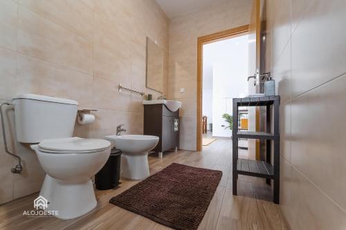 ein Bad mit einem WC und einem Waschbecken in der Unterkunft Casas de Campo - Real Mar in Ericeira