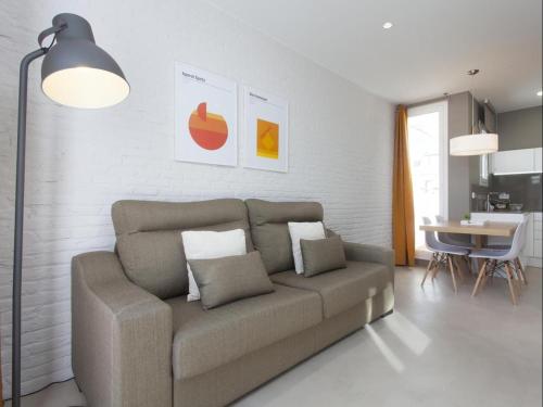 sala de estar con sofá y mesa en Sunny Playa Apartment, en Barcelona