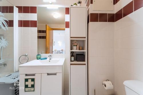 un baño con lavabo y espejo en Ericeira Waves Apartment, en Ericeira