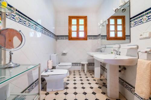 Fuente Victoria的住宿－Villa Fuente Victoria，白色的浴室设有水槽和卫生间。