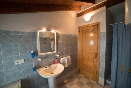 uma casa de banho com um lavatório e um espelho em Casa Castillo em La Puerta de Segura